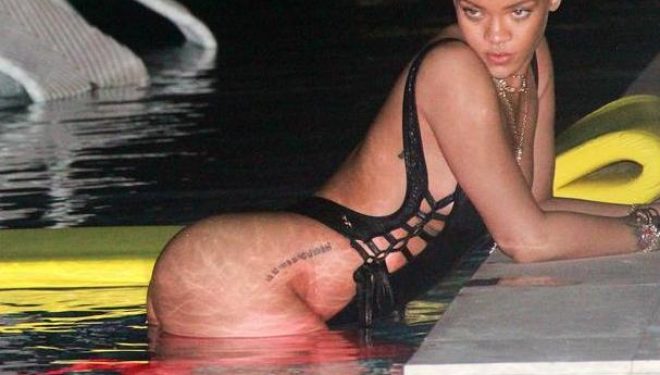 Rihanna, fantastike me kostum banjoje të zi