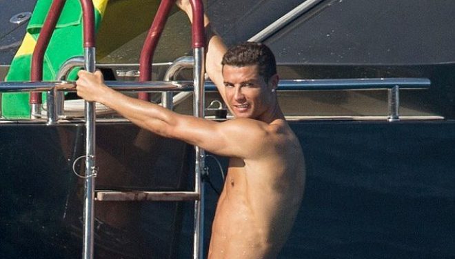 Cristiano çmend vajzat me fizikun perfekt, por po i kalon sërish pushimet me…. një shok  (Foto)