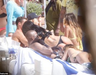 Ronaldo i rrethuar nga femra super seksi (Foto)