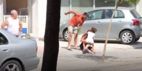 Vlorë: Shkelma e grushta gruas e fëmijëve në mes të rrugës (Video me pamje të rënda)