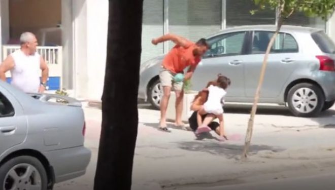 Vlorë: Shkelma e grushta gruas e fëmijëve në mes të rrugës (Video me pamje të rënda)