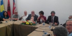​Intelektualët: Shqiptarët në Maqedoni të bashkohen për të drejtat e tyre
