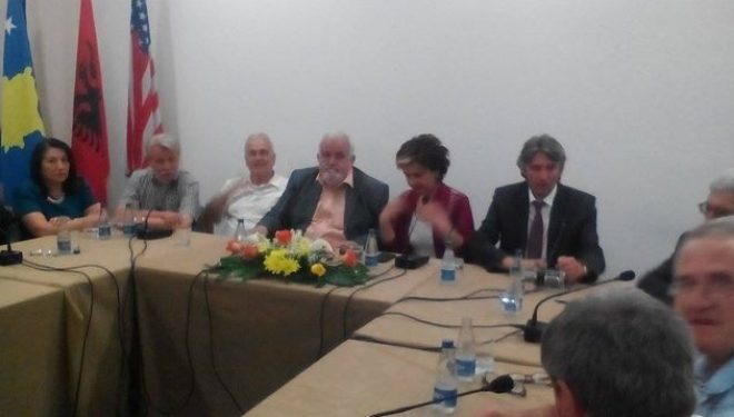 ​Intelektualët: Shqiptarët në Maqedoni të bashkohen për të drejtat e tyre