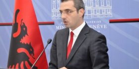 Tahiri gjen përgjues në zyrën e tij, dyshohet se e futi punonjësi i Ministrisë