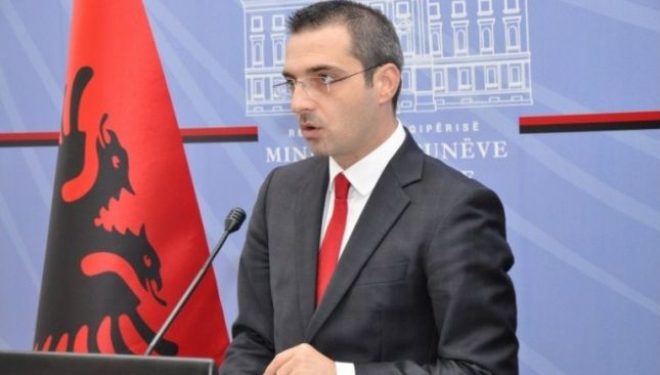 Tahiri gjen përgjues në zyrën e tij, dyshohet se e futi punonjësi i Ministrisë