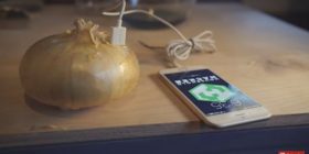 Besojeni apo jo, mund ta mbushni celularin nga qepa (Video)