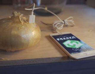 Besojeni apo jo, mund ta mbushni celularin nga qepa (Video)