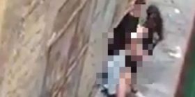 Seks në mes të rrugës! I filmon nga ballkoni dy të rinjtë (+18)