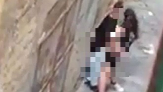Seks në mes të rrugës! I filmon nga ballkoni dy të rinjtë (+18)