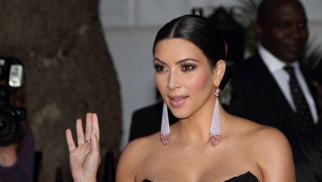 Kim feston ‘Ditën e Selfie-ve’ me një selfie super seksi (Foto)