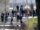 Studentët vendosin një pankartë në derën e kishës serbe