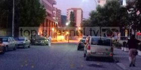 Elbasan, të shtëna pranë parkut “Rinia”; Çapjat qëllojnë ndaj policisë