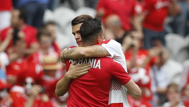 Granit Xhaka dhe Taulant Xhaka janë takuar në nxehje para ndeshjes Shqipëri – Zvicër
