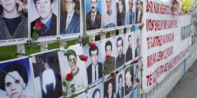 Mbi 400 mbetje mortore presin për identifikim (Video)