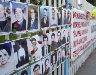 Mbi 400 mbetje mortore presin për identifikim (Video)