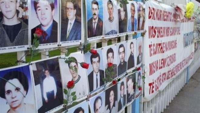 Mbi 400 mbetje mortore presin për identifikim (Video)