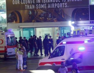 28 të vrarë, 60 të plagosur nga sulmi në aeroportin e Stambollit (Foto)
