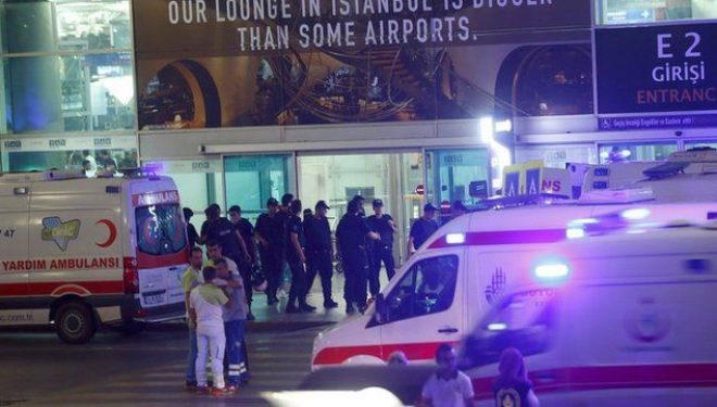 28 të vrarë, 60 të plagosur nga sulmi në aeroportin e Stambollit (Foto)
