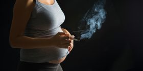 Adoleshentet shtatzënë pinë duhan qëllimisht, motivi është shokues
