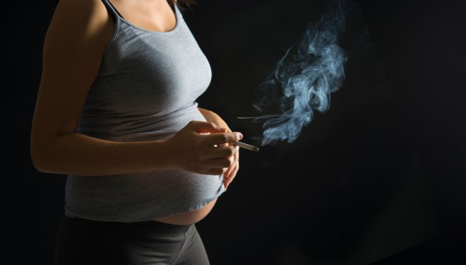 Adoleshentet shtatzënë pinë duhan qëllimisht, motivi është shokues