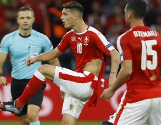 Zvicrës i shkyhen bluzat (Foto)