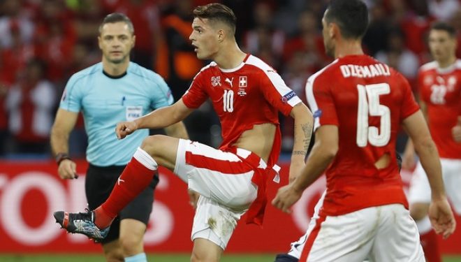 Zvicrës i shkyhen bluzat (Foto)