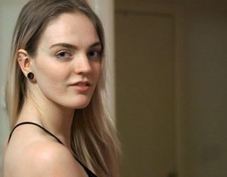 “Jam e diplomuar, por bëj filma porno dhe ndonjëherë kam dhimbje” (Foto)