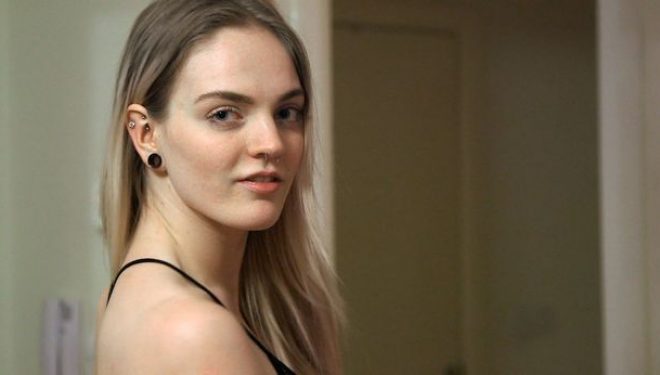 “Jam e diplomuar, por bëj filma porno dhe ndonjëherë kam dhimbje” (Foto)