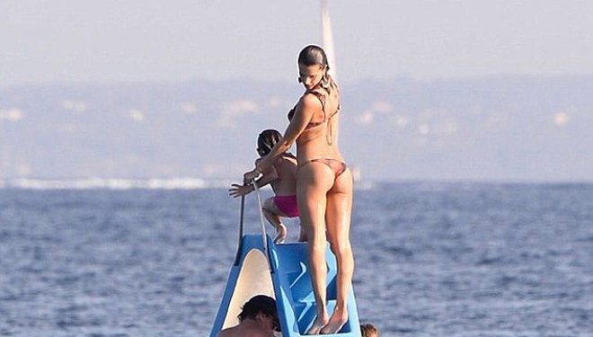 Alessandra Ambrosio vazhdon pushimet (Foto)