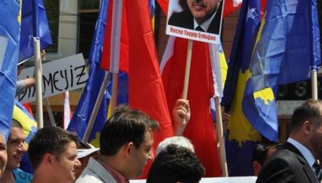 Pse kosovarët kanë “dashuri” të madhe për Erdoganin?
