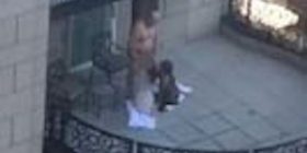 Skandaloze: Treshe në ballkonin e një hoteli, filmohet krejt akti seksual (Video+18)