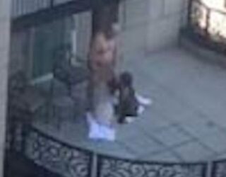 Skandaloze: Treshe në ballkonin e një hoteli, filmohet krejt akti seksual (Video+18)