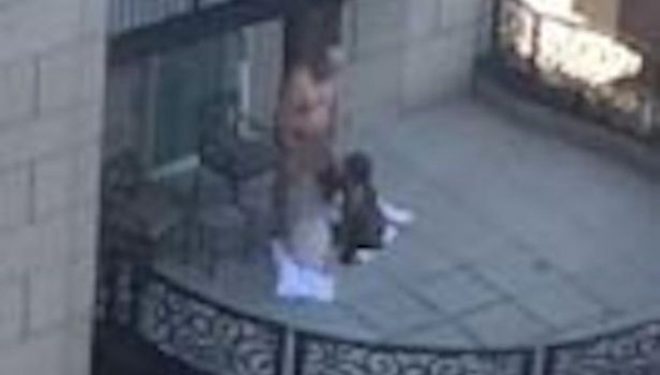 Skandaloze: Treshe në ballkonin e një hoteli, filmohet krejt akti seksual (Video+18)