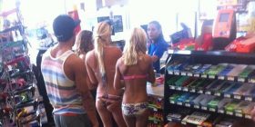 Vajzat me bikini futen në market por kanë dicka në fund të këmbëve