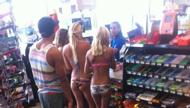 Vajzat me bikini futen në market por kanë dicka në fund të këmbëve