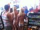 Vajzat me bikini futen në market por kanë dicka në fund të këmbëve