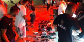 Momentet kur turma vrapon në shesh nga frika e të shtënave: Në mesin e të lënduarve, më së shumti vajza të reja (Video)