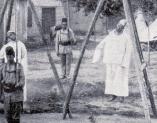 Populli “vëlla”: Turqit i varin shqiptarët në litar, malësorët rrokin armët