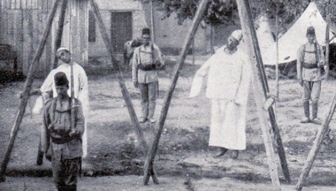 Populli “vëlla”: Turqit i varin shqiptarët në litar, malësorët rrokin armët