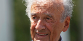 Vdiq Elie Wiesel, që i ka dokumentuar tmerret e Holokaustit