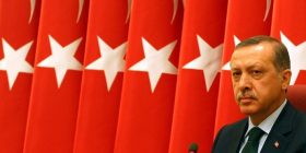 Erdogan, si “Sulejmani i Madhërishëm”. Turqit: Atë s’mund ta rrëzojë ushtria (Video)