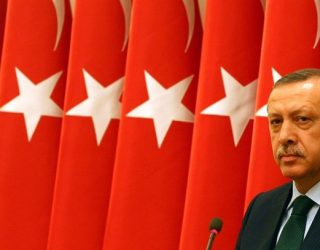 Erdogan, si “Sulejmani i Madhërishëm”. Turqit: Atë s’mund ta rrëzojë ushtria (Video)