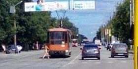 Kapet me një të martuar, zhvishet lakuriq në mes të qytetit (Foto, +16)