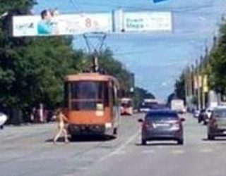 Kapet me një të martuar, zhvishet lakuriq në mes të qytetit (Foto, +16)