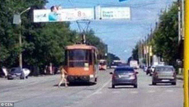 Kapet me një të martuar, zhvishet lakuriq në mes të qytetit (Foto, +16)