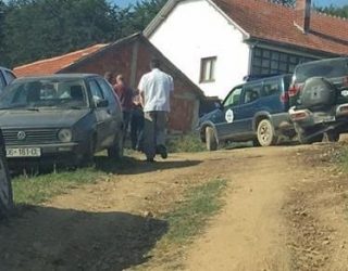 Vëllezërit përleshen për vdekje për një stallë në Kaçanik (Foto) Vëllezërit përleshen për vdekje për një stallë në Kaçanik (Foto)