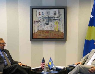 Kuçi dhe Banks e konfirmojnë bashkëpunimin Kosovë – SHBA