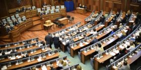 Kuvendi shtyn për një orë e gjysmë seancën për Demarkacion, a është protesta arsyeja?