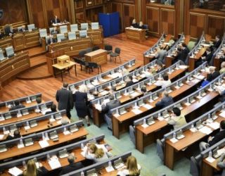 Kuvendi shtyn për një orë e gjysmë seancën për Demarkacion, a është protesta arsyeja?