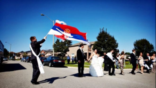 Ne Presheve arrine nusja e pare nga Shqiperia me flamur serb per nje burr serb (Foto)